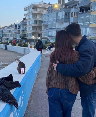 Bursa sahilinde ilginç fotoğraf çözümü: Tripod yerine kedi kullandılar