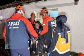 Edirne’de korku dolu dakikalar, çökme riski nedeniyle AFAD vatandaşları tahliye etti