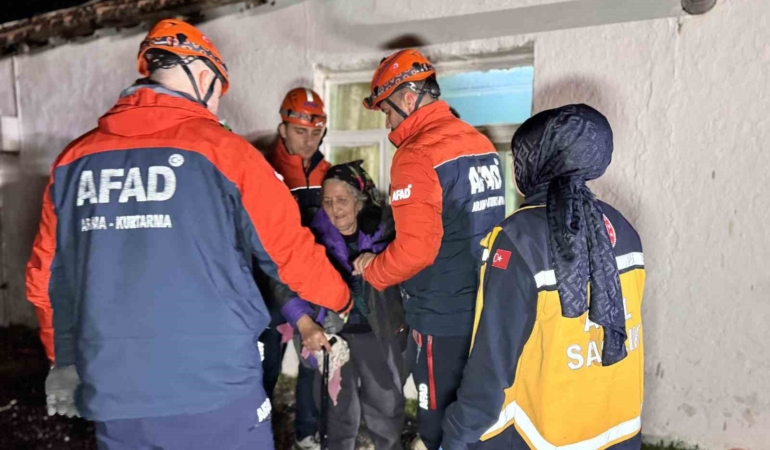 Edirne’de korku dolu dakikalar, çökme riski nedeniyle AFAD vatandaşları tahliye etti