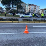 Çevirmeden kaçan motosikletli trafik polisine çarptı