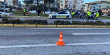 Çevirmeden kaçan motosikletli trafik polisine çarptı