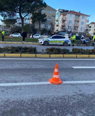 Çevirmeden kaçan motosikletli trafik polisine çarptı