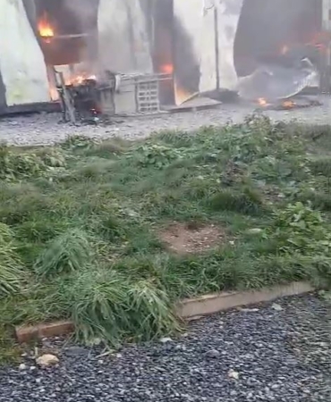 Arnavutköy’de şantiyede yangın paniği: Konteynerler alev alev yandı