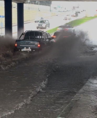 Sağanak yağış caddeleri göle çevirdi: Ne araçlar ne vatandaşlar geçebildi