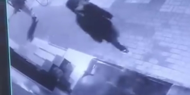 Otomobillerin aynalarını kırıp camlarını yumrukladılar, hiçbir şey olmamış gibi gittiler