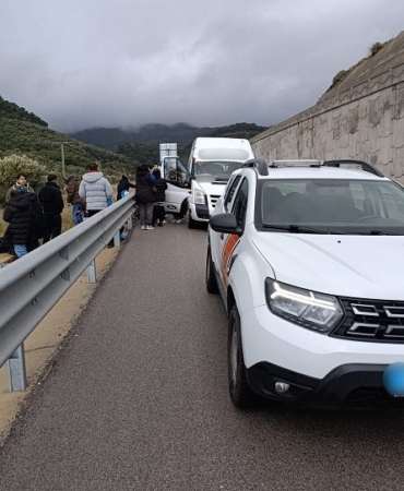 Ayvacık’ta 27 kaçak göçmen ile 2 göçmen kaçakçısı yakalandı