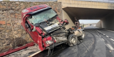 Kocaeli’de istinat duvarına çarpan tırın sürücüsü ağır yaralandı