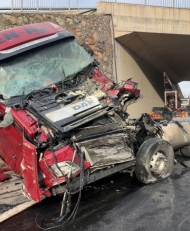 Kocaeli’de istinat duvarına çarpan tırın sürücüsü ağır yaralandı