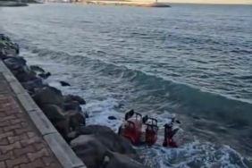 3 tekerlekli elektrikli motosiklet denize uçtu