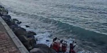 3 tekerlekli elektrikli motosiklet denize uçtu