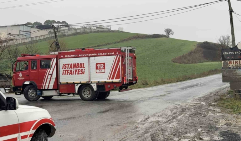 Arnavutköy’de otomobil su kanalına uçtu: Sürücü yaralı