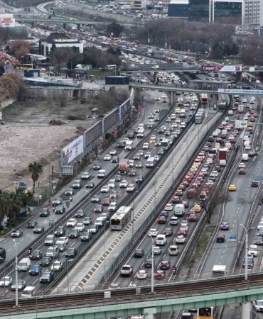 İstanbul’da ara tatilin başlamasıyla trafik yoğunluğu yüzde 85’e ulaştı