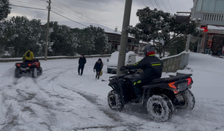 Bursa yeni yılın ilk günü beyazlara büründü...İşe ATV araçları ile gittiler