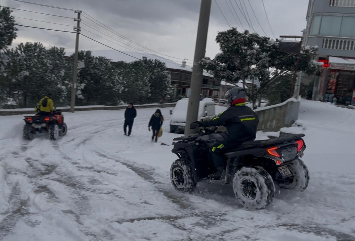 Bursa yeni yılın ilk günü beyazlara büründü...İşe ATV araçları ile gittiler