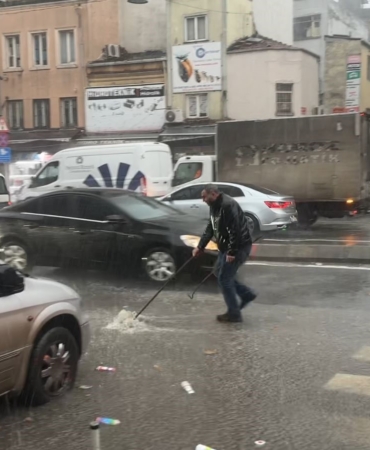 Beyoğlu’nda esnaftan su baskınlarına karşı kum torbalı önlem