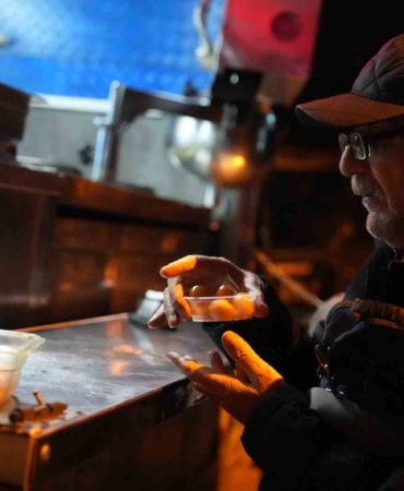 Kartal Belediyesi’nden miraç kandili dolayısıyla vatandaşlara lokma ikramı