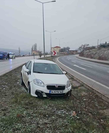 Bilecik’te lastiği patlayan otomobil orta refüje girdi: 1 yaralı