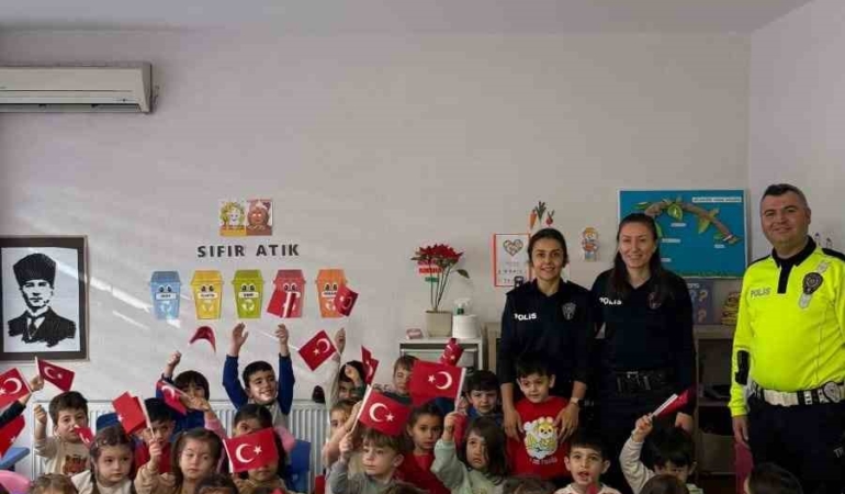 Balıkesir’de polisler miniklere trafik eğitimi verdi