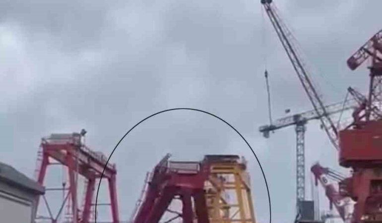 Tuzla’da kule vinç rüzgarın etkisiyle devrildi