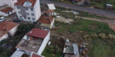 Bandırma’da fırtına, müstakil evin çatısını 60 metre uçurdu