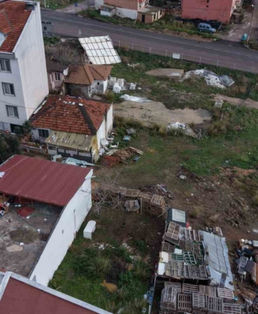 Bandırma’da fırtına, müstakil evin çatısını 60 metre uçurdu