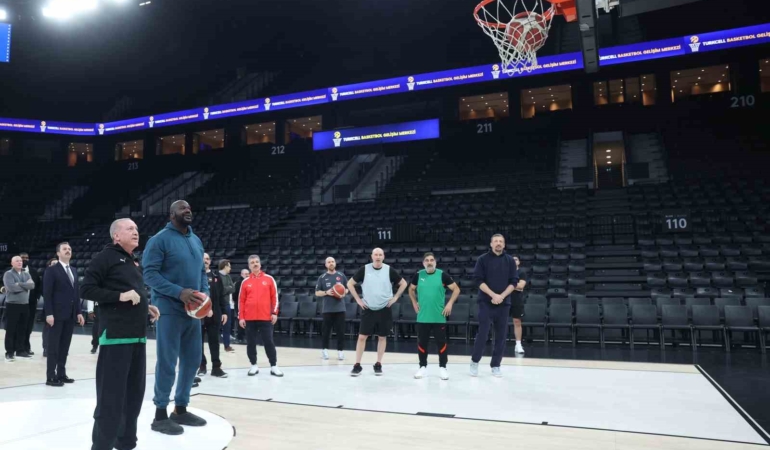 Cumhurbaşkanı Erdoğan, Shaquille O’Neal ile basketbol oynadı