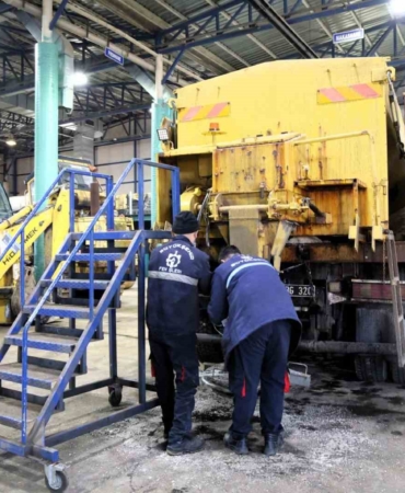 İş makinelerinin bakımı belediye atölyesinde yapılıyor