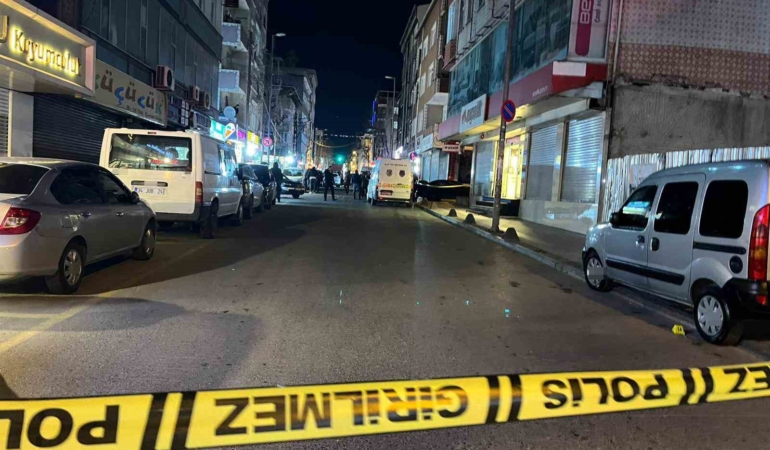 Küçükçekmece’de sokak ortasında silahlı saldırı: 2 ölü, 1 yaralı
