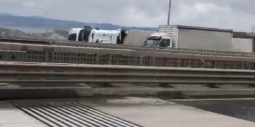 Kuzey Marmara Otoyolu’nda şiddetli fırtına: 2 tır devrildi
