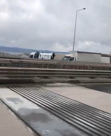 Kuzey Marmara Otoyolu’nda şiddetli fırtına: 2 tır devrildi