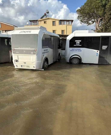 Deniz taştı, caddeler göle döndü