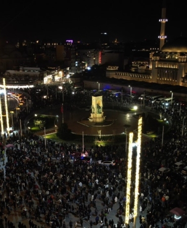 Taksim Meydanı ve İstiklal Caddesi’ndeki yılbaşı coşkusu havadan görüntülendi