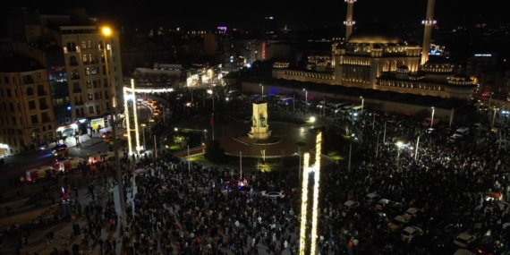 Taksim Meydanı ve İstiklal Caddesi’ndeki yılbaşı coşkusu havadan görüntülendi