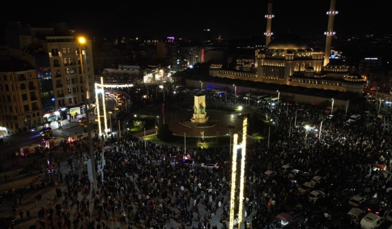 Taksim Meydanı ve İstiklal Caddesi’ndeki yılbaşı coşkusu havadan görüntülendi