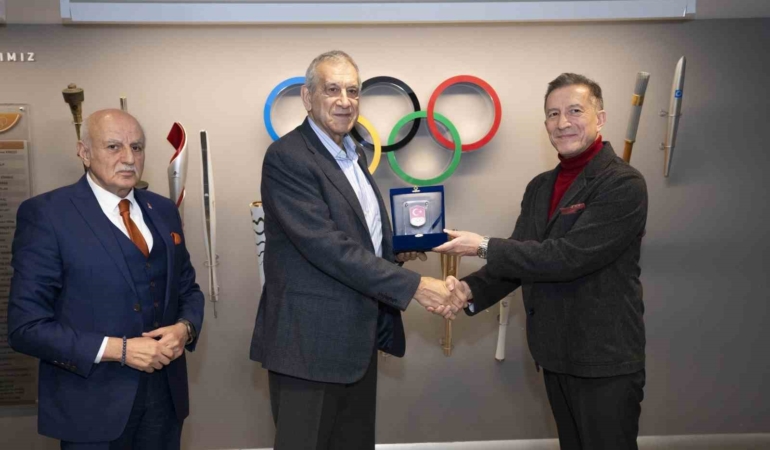 TMOK Anma ve Onurlandırma Komisyonu’ndan, Jülide Sonat’a ödül