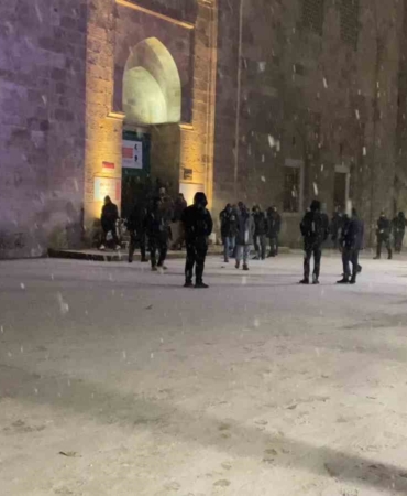 Bursa’da yılın ilk sabah namazı kar altında Ulucami’de kılındı