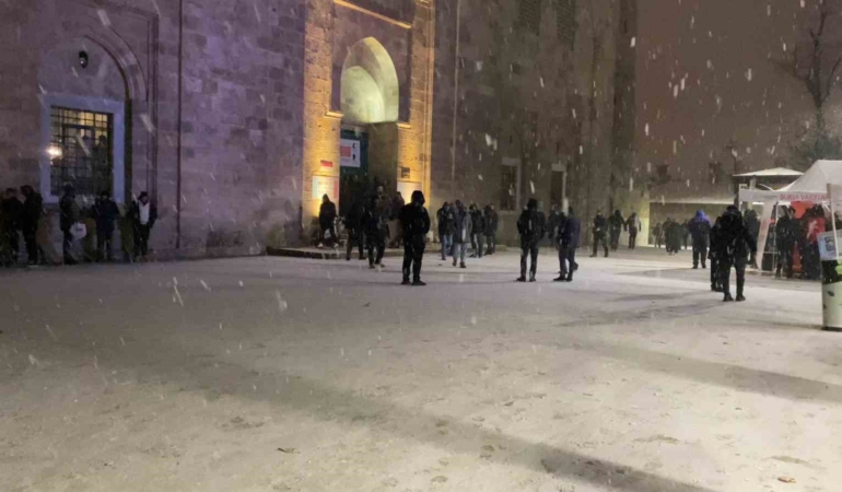 Bursa’da yılın ilk sabah namazı kar altında Ulucami’de kılındı