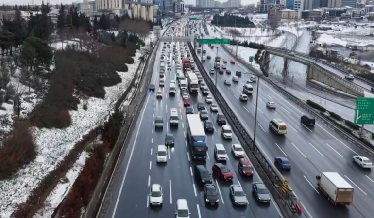 TEM Otoyolu Mahmutbey Gişeleri’nde trafik havadan görüntülendi