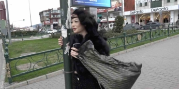 Bebek arabası lodosla birlikte sürüklenerek devrildi