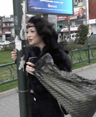 Bebek arabası lodosla birlikte sürüklenerek devrildi