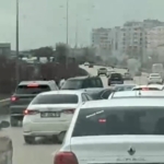 Otobanda tehlike...Ters yöne giren araç trafiği kilitledi