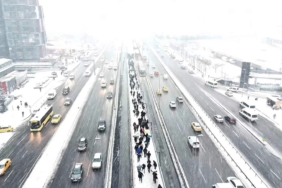 Lapa lapa kar yağan Bahçelievler havadan görüntülendi