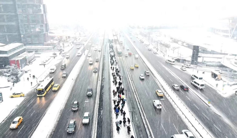 Lapa lapa kar yağan Bahçelievler havadan görüntülendi