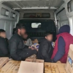 Hendek’te minibüs kasasındaki göçmenleri polis yakaladı