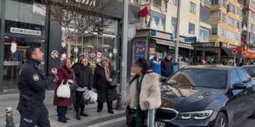 Araçların önüne atladı, trafiği birbirine kattı, kendisini durdurmak isteyen polisi peşine taktı