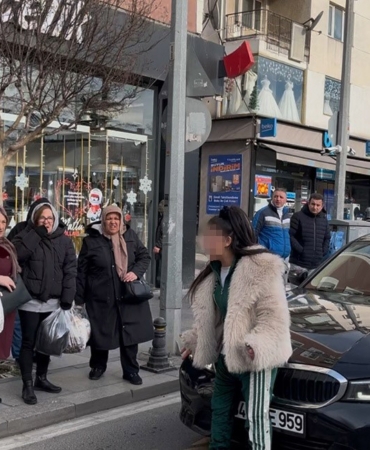 Araçların önüne atladı, trafiği birbirine kattı, kendisini durdurmak isteyen polisi peşine taktı