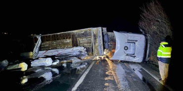 Bilecik’te direksiyon hakimiyetini kaybeden tır sürücüsü kaza yaptı