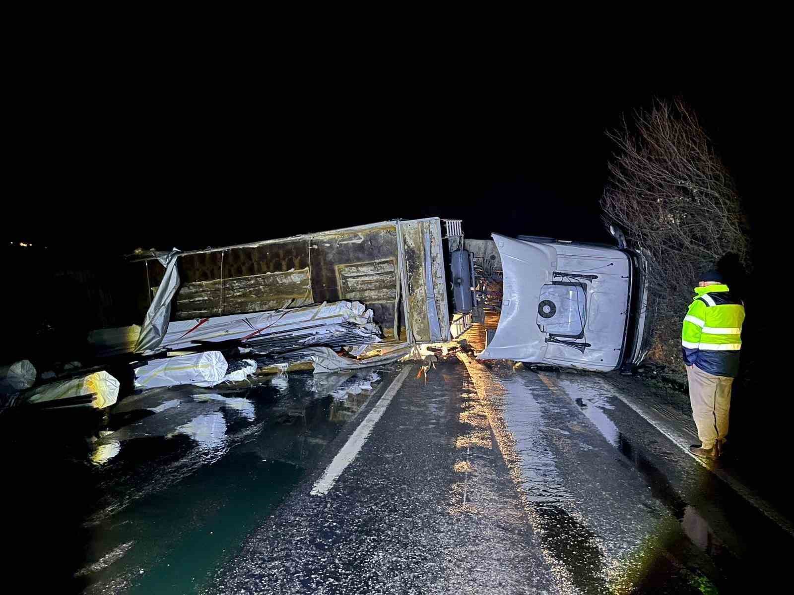 Bilecik’te direksiyon hakimiyetini kaybeden tır sürücüsü kaza yaptı