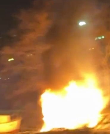 Küçükçekmece’de göl ağzındaki iki kayık alev alev yandı