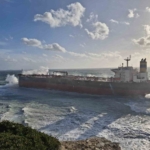 Bozcaada açıklarında boş ham petrol tankeri karaya oturdu